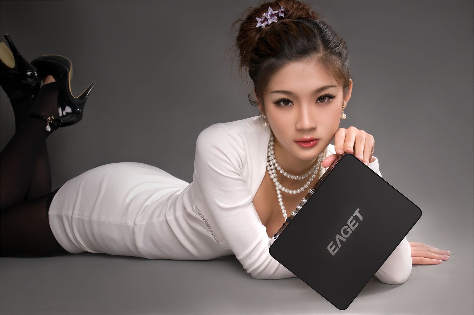 气质美女黑丝诱惑代言产品提振性感指数